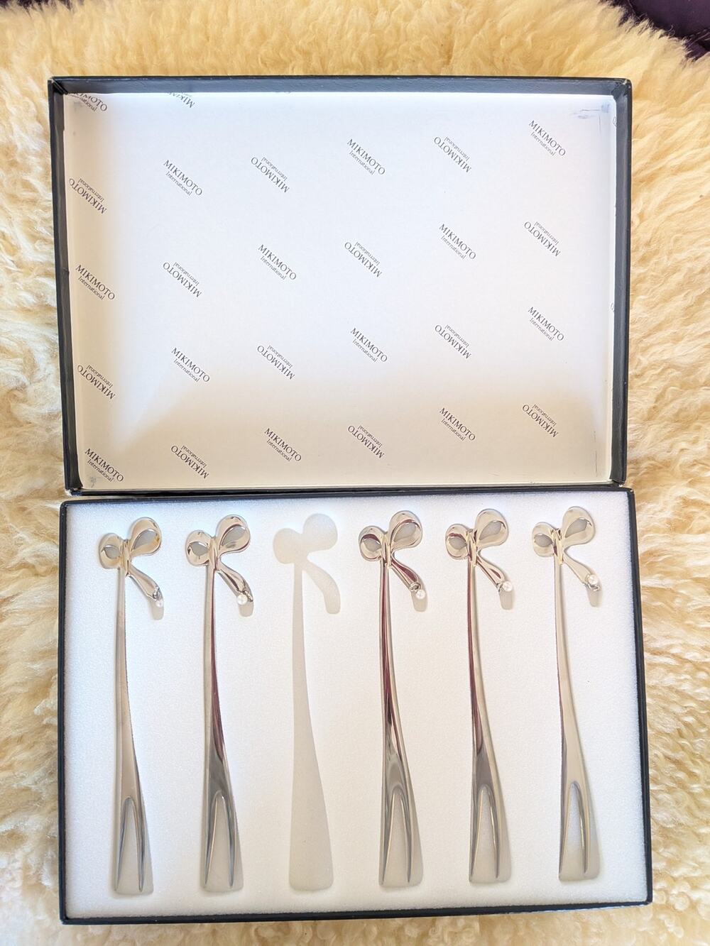 Mikimoto International 18-8 Stainless Steel Cocktail Forks Bow Pearl Set of 4